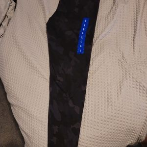 Camo leggings size Large